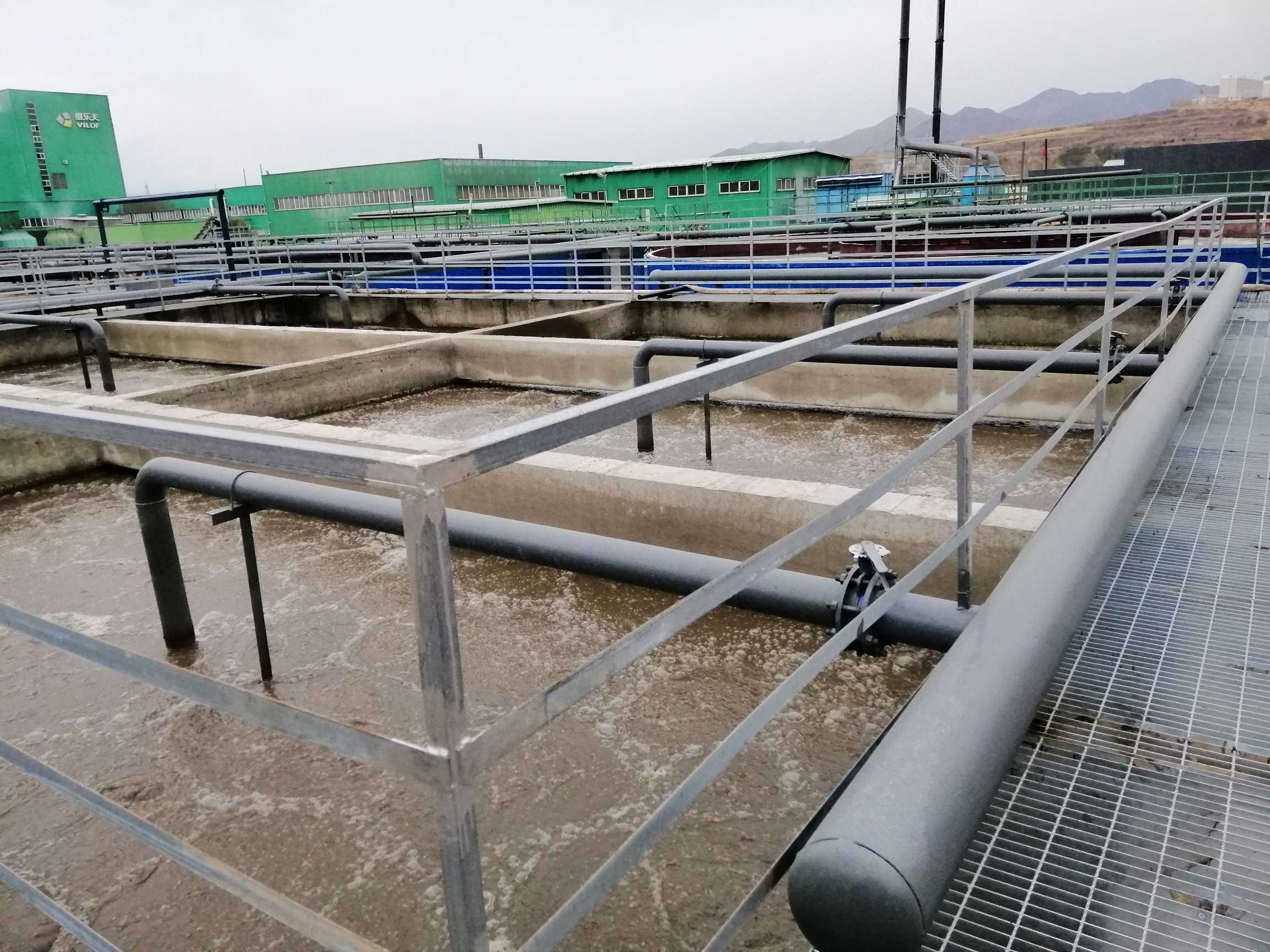 除磷剂对污水处理系统的设备和构筑物有什么影响，如何处理